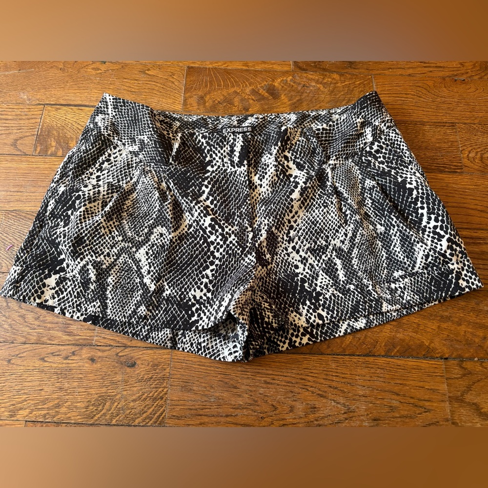Express Black & White Snake-Print Women's Shorts